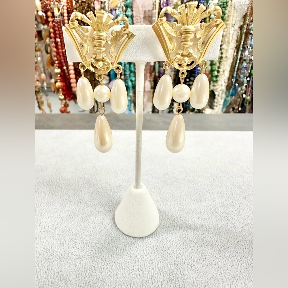 VTG AVON COUTURE FAUX TEARDROP PEARL GOLDEN CREST CLIP ON EARRINGS